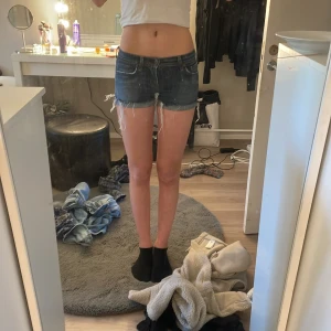 Blå jeansshorts  - Säljer ett par blå jeans shorts då de inte kommer till användning. Köpta i spanien så vet ej vart de kommer ifrån men nypris 800kr. 