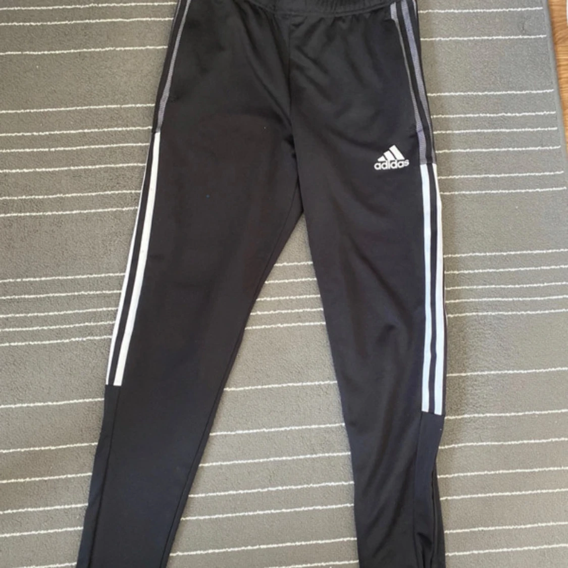 Svarta träningsbyxor från Adidas