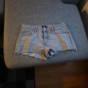 Ljusa jeansshorts från 157 - Säljer ett par ljusa jeansshorts från 157. De har en fransig kant och klassisk femficksdesign. Perfekta för varma sommardagar!