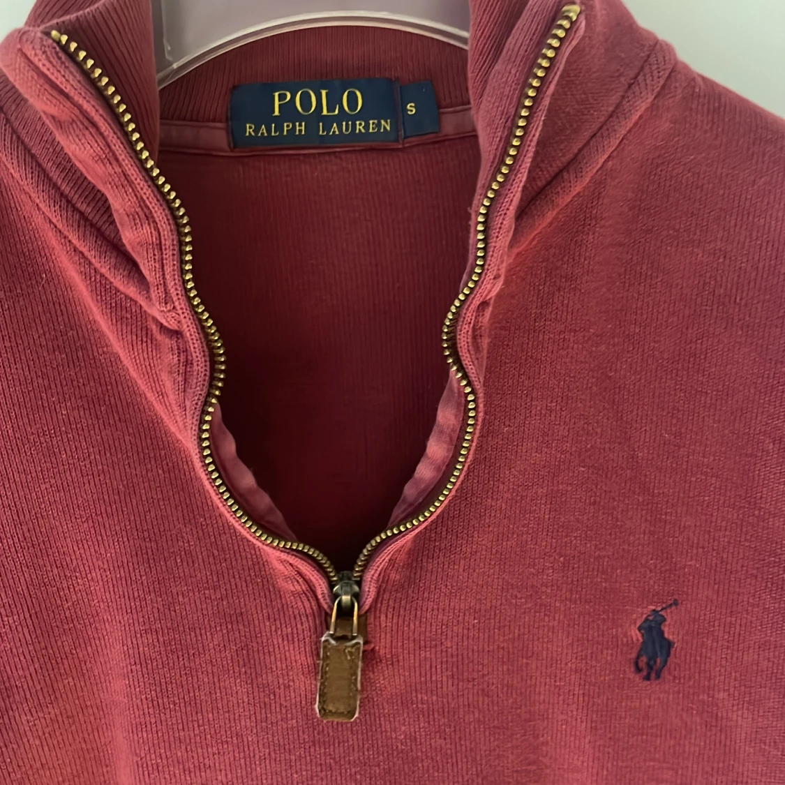 Snygg vinröd halfzip från Ralph Lauren