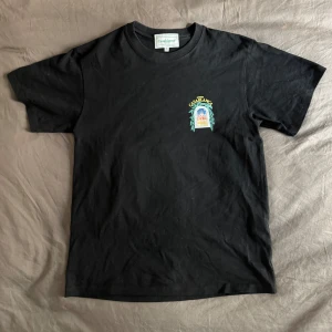  Casablanca T-shirt - Säljer en nygg svart t-shirt från Casablanca i bra skick och med snyggt motiv. Perfekt nu till sommaren