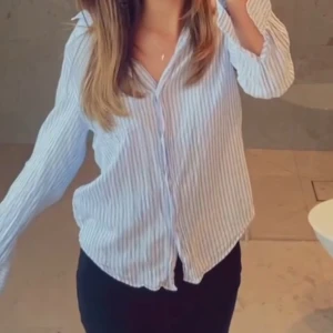 Blå- och vitrandig skjorta - Snygg blå- och vitrandig skjorta från hm med klassisk krage och knappar framtill. Knappt använd då den tyvärr blivit lite för liten💕