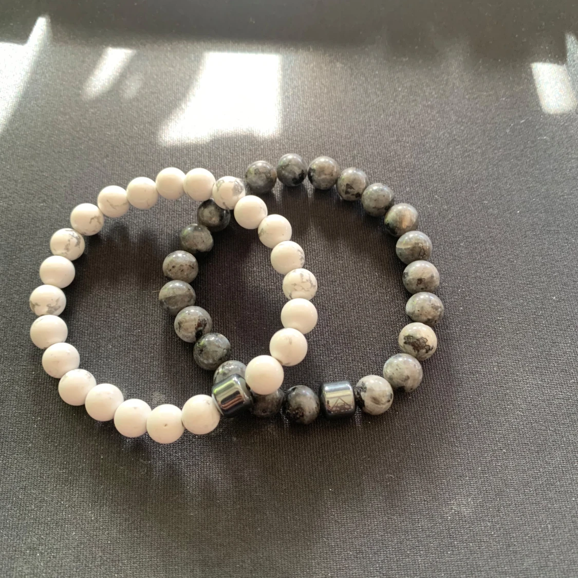 Set med två pärlarmband