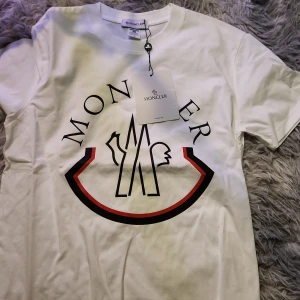 Vit t-shirt - Säljer en stilren vit t-shirt 