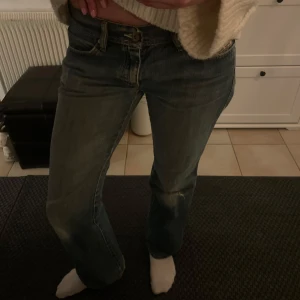Blå jeans med bootcut - Säljer dessa supersnygga jeans med hål på ena knät, pga kommer inte till användning längre !!💞 Passar mig med storlek 36-38 i midjan. Men står storlek 30 i jeansen. (kan sänka pris vid snabb affär!)❣️