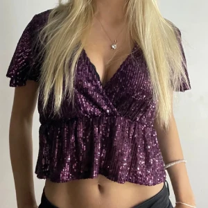 Fest/nyårstopp - Jättefin glittrig fest/nyårstopp, använd en gång så nyskick❣️