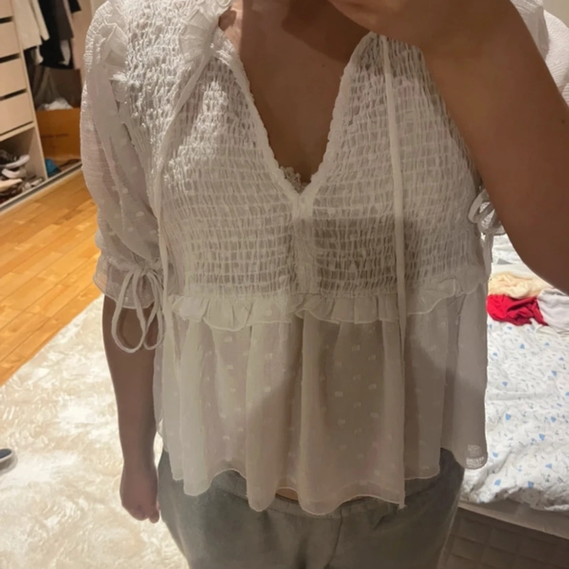 Vit blus med volangdetaljer - 3