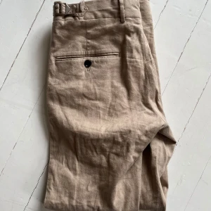 Beige linnebyxor från J.Lindeberg - Snygga beige linnebyxor från J.Lindeberg. 