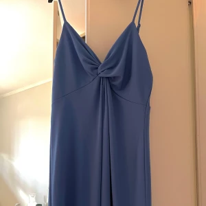 Blå långklänning med knytdetalj - Otroligt fin klänning. Skriv för vilka frågor som helst🥹🙏🏼