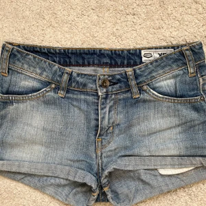 Lågmidjade jeansshorts - Snygga vintage jeansshorts från Crocker i storlek XS. Perfekta för sommaren. Skriv om du har några frågor 💕