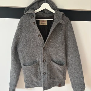Grå cardigan jacka från Esprit - Säljer en stilren grå cardigan jacka från Esprit med knappar och huva. Storlek L - pris - 499kr - vid frågor eller funderingar är det bara att skriva! 