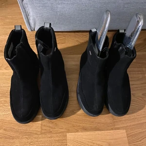 Svarta boots från Dasia - Snygga svarta boots från Dasia i mocka med en robust sula. Perfekta för höst och vinter med en stilren design och bekväm passform.  Säljer både ett par i strl 37 och ett par i strl 40, 100 st eller 150 för båda. 