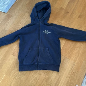Peak performance zip Hoodie - Mörkblå hoodie från Peak Performance med dragkedja och två fickor framtill. Säljes pågrund att den har blivit för liten.