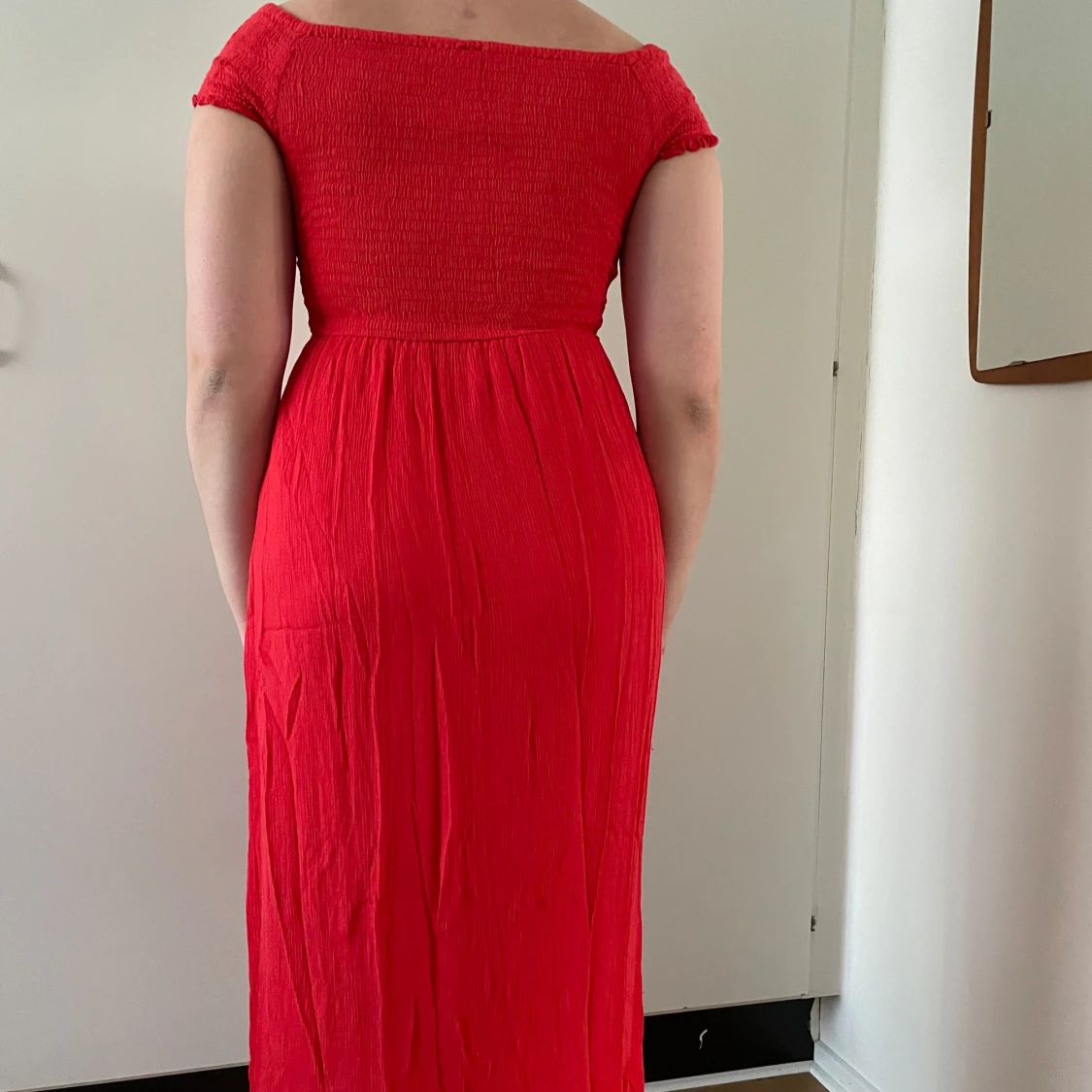 Röd klänning med smockdetaljer - 2