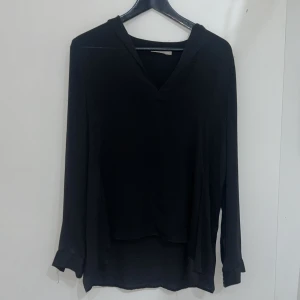 Svart långärmad topp från Wera - Säljer en svart långärmad topp från Wera. Toppen har en v-ringad design och är perfekt för en elegant look. Passar bra till både jeans och kjol💕står strl 34 på lappen men skulle säga att den passar 36. 