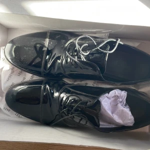 Svarta lackskor från Legend - Nypris 1200kr. Endast använda på balen när jag tog studenten. Köp billigare av mig så slipper ni slösa pengar på ni bara använder en gång. Som jag gjorde…