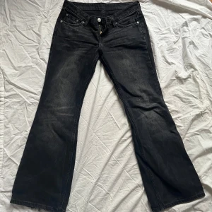 Svarta jeansbyxor från Weekday - Snygga svarta jeansbyxor från Weekday med bootcut-stil.