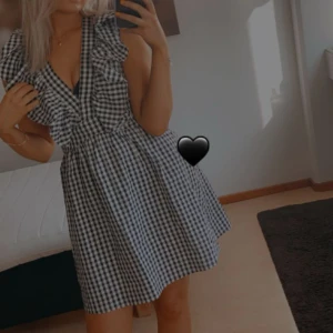 Prickig klänning 🖤 - Svart vit prickig klänning 🖤🤍