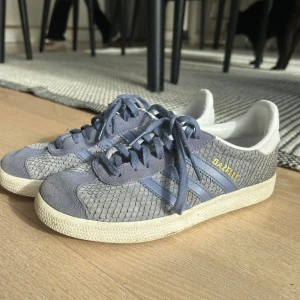 Adidas Gazelle - Snygga blå Adidas Gazelles. Är i storlek 36,5 och uperbra skick!
