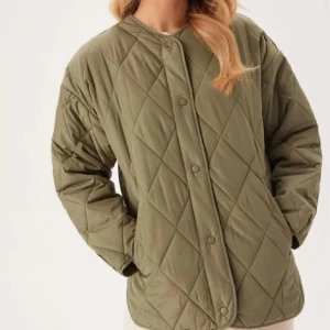 Olivgrön quiltad jacka - Säljer en olivgrön quiltad jacka med knappar framtill. Jackan har en perfekt  passform och långa ärmar. Knappt använd och finns inte att köpa på hemsidan längre.🩷