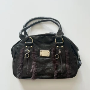 Handväska - Brun vintage handväska i skinnimitation och guld detaljer. Bredd: ca 30 cm. Djup: 12 cm. Höjd: 21 cm 💕