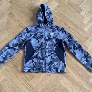 Nike kofta - Säljer en Nike camouflage kofta, bra skick och knappt använd. Passar bra med jeans. Passar bra mellan ålder 13-16