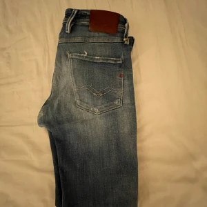 Replay Anbass  - Feta Replay Anbass i storlek 31 är k fint skick förutom Två hål varav ett hål är lagat! Köpa på NK för ett år sedan ungefär! Pris ej hugget i Sten! Kom DM för mer information ℹ️!