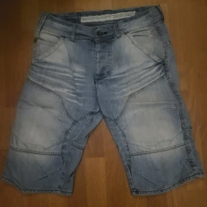 Blå jeansshorts från Jack & Jones - Säljer ett par blåa jeansshorts från Jack & Jones i S. Skulle dock tro att de passar de flesta M också. Använda bara ett fåtal gånger, så kvalitén är fortfarande prima. Priset är diskuterbart, så kontakta gärna om du har minsta fundering!