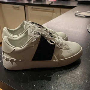 Valentino skor  - Helt nya Valentino skor! Pris kan diskuteras vid snabb affär! Hör av er för fler bilder!