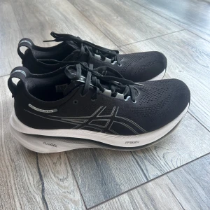 Asics Nimbus 26 - Svarta Asics Nimbus 26. Använda en löparrunda 2,5km, rena och är i nyskick. Köpta 27/feb 2025 kvitto finns. Billigare vid snabb affär.