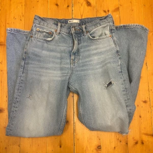 Jeans - Midrise jeans med coola hål på knäet och ovanför. Finns vissa skavanker därav ett billigare pris.