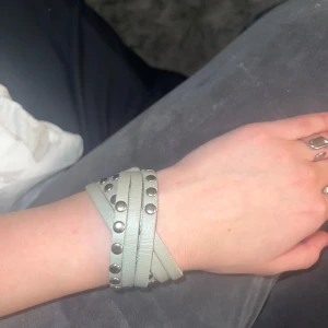 Grått armband med nitar - Snyggt trendigt grått armband med flera lager och nitar. Lätt att matcha med andra accessoarer.🩷