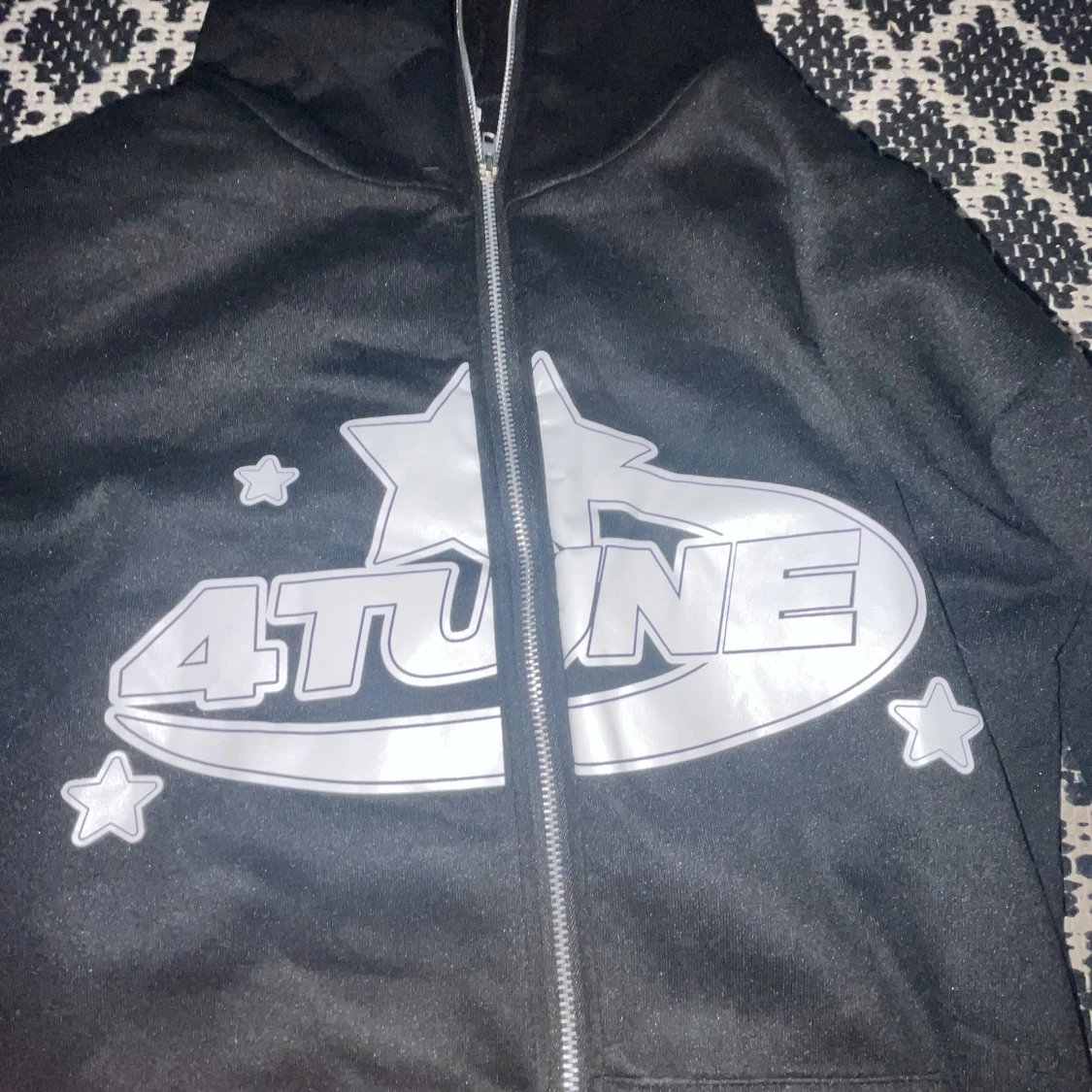 Svart hoodie med tryck från 4Tune - 2