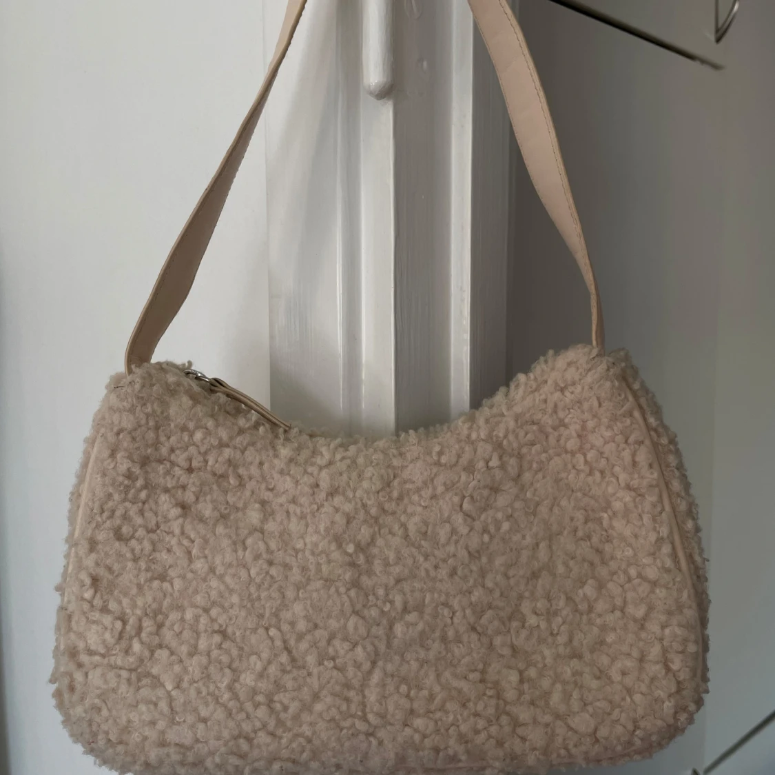 Beige axelväska i teddy-material