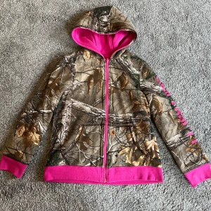 Carhartt x realtree hoodie - Vändbar och knappt använd. Finns några små små fläckar vid luvan se sista bilden 