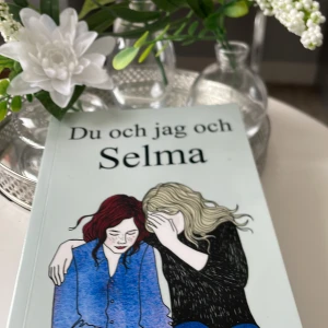 Bok: Du och jag och Selma - En bok om två bästa vänner, inte läst boken själv med tror att det handlar om två bästa vänner som går igenom mycket tillsammans❤️ säljer för 20kr, pris går att diskutera🥰