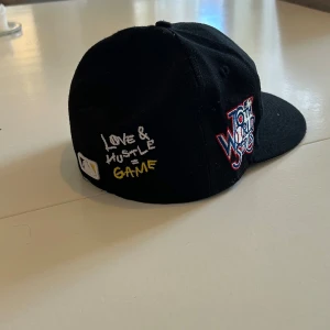 New era keps - New era fitted cap tror den är fejk men najs o unik. Size 7/1-8 eller 58.8.