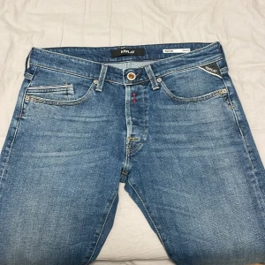 Replay jeans - Svarta replay jeans i modellen waitom regular fit 32. Waist 32 och length 32. Snygga jeans som sitter riktigt skönt! Priset är inte hugget i sten och kan diskuteras!