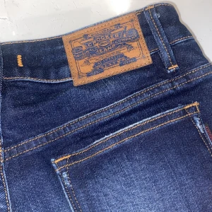 jeansshorts - Säljer ett par mörkblå jeansshorts från Crocker i storlek XS. De har en snygg slitning och uppvikta ben. Jätte snygga men säljer eftersom jag inte gillar hur färger ser ut på mig!❤️ skriv om du har några frågor❣️