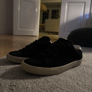 Yves Saint Laurent skor - Saint Laurent skor i mycket fint skick. Inte slitna alls. (Medföljer inte box osv). Byten kan vara intressanta. Hör gärna av dig om det är något du undrar över! (5000kr nypris)  Leon