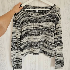 Stickad tröja  - Fin tröja i bra skick, inga defekter🥰