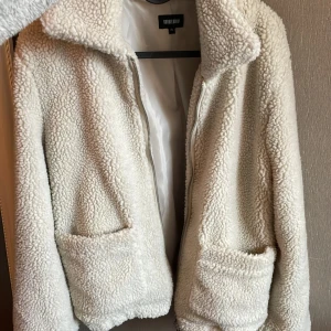 Teddy jacka - Super snygg teddy jacka! Perfekt till våren! Köpt på plick för några år sen och används ganska flitigt, inga defekter dock😚