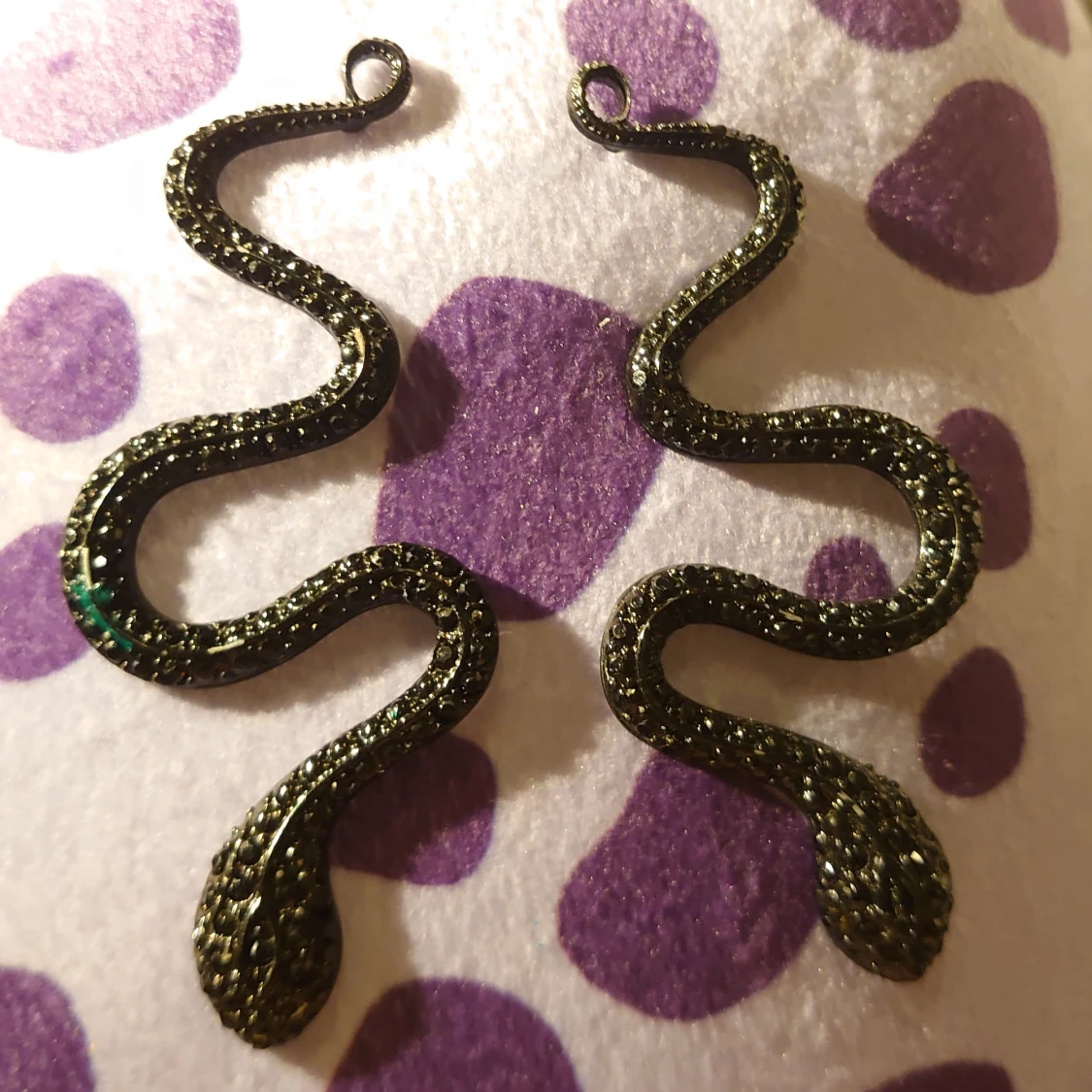Svarta ormsmycken örhängen