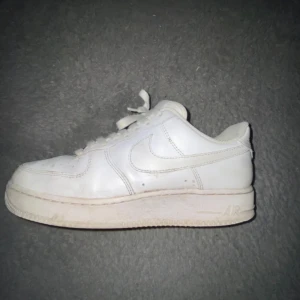 Nike Air Force - Säljer ett par klassiska vita Nike Air Force sneakers i storlek 42,5. Skorna är ganska gamla men fortfarande bra skick och inga skador någon stans, bara lite creasade och lite smuts (båda går o fixa)