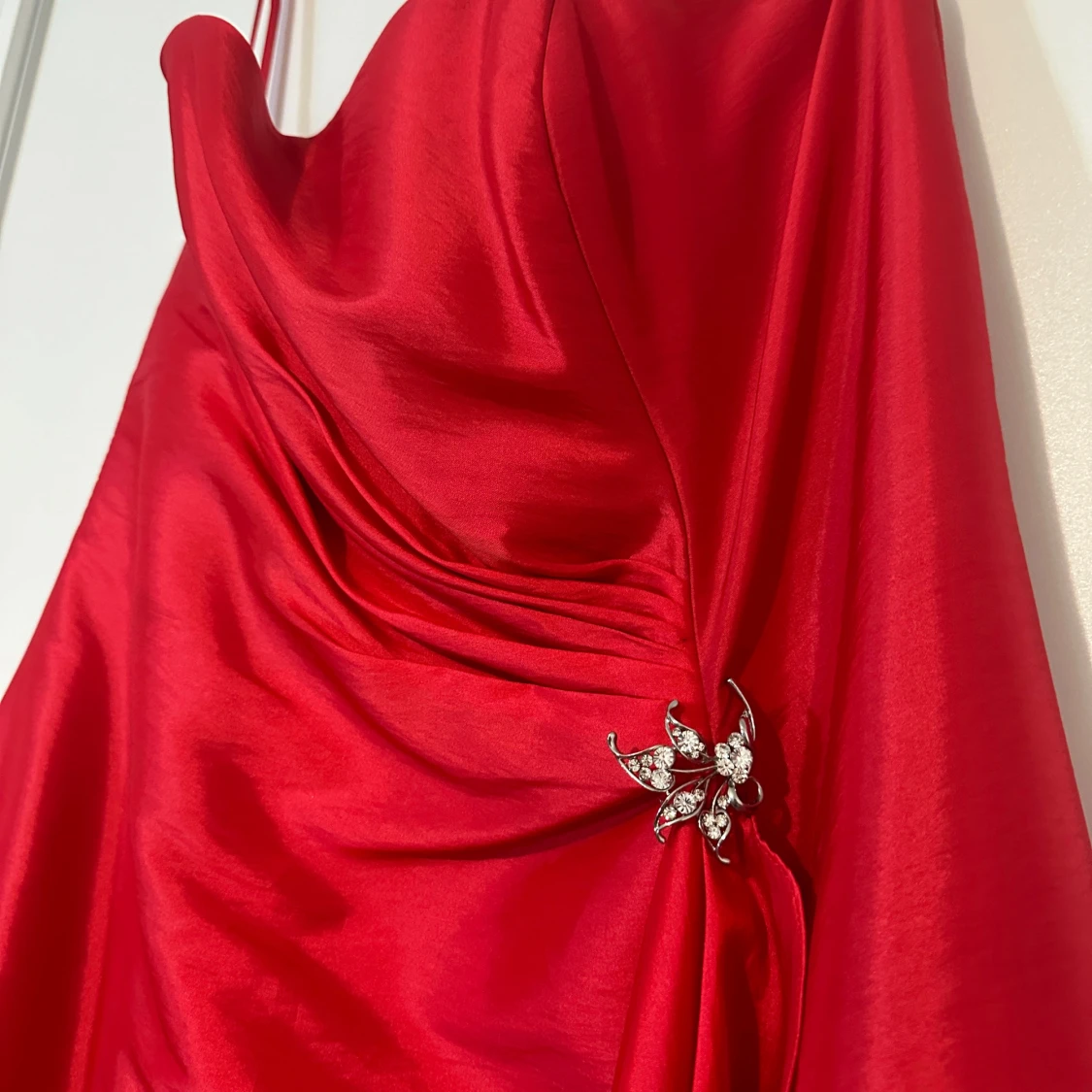 Röd långklänning med dekorativ detalj - 1