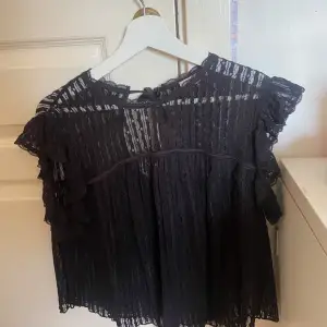 Säljer denna jättefina blus från Nelly💕Använd ett fåtal gånger