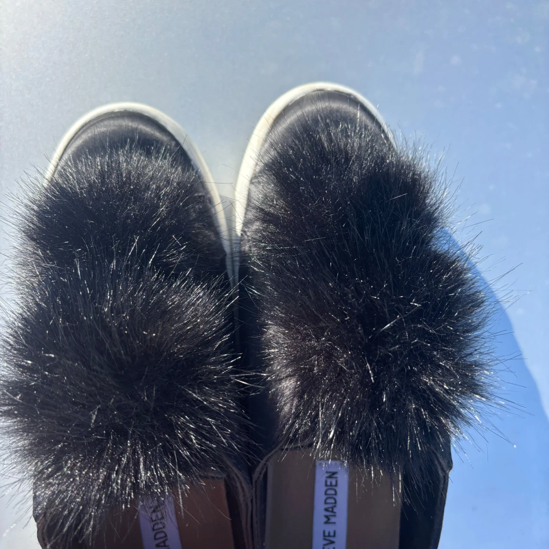 Svarta sneakers med pälsdetalj från Steve Madden - 2