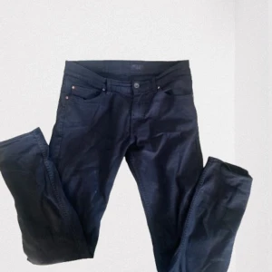 Svarta jeansbyxor - Snygga svarta jeansbyxor med en klassisk femficksdesign. De har en knapp och dragkedja. Tiger of sweden jeans storlek 29/32 men passar 30 ca