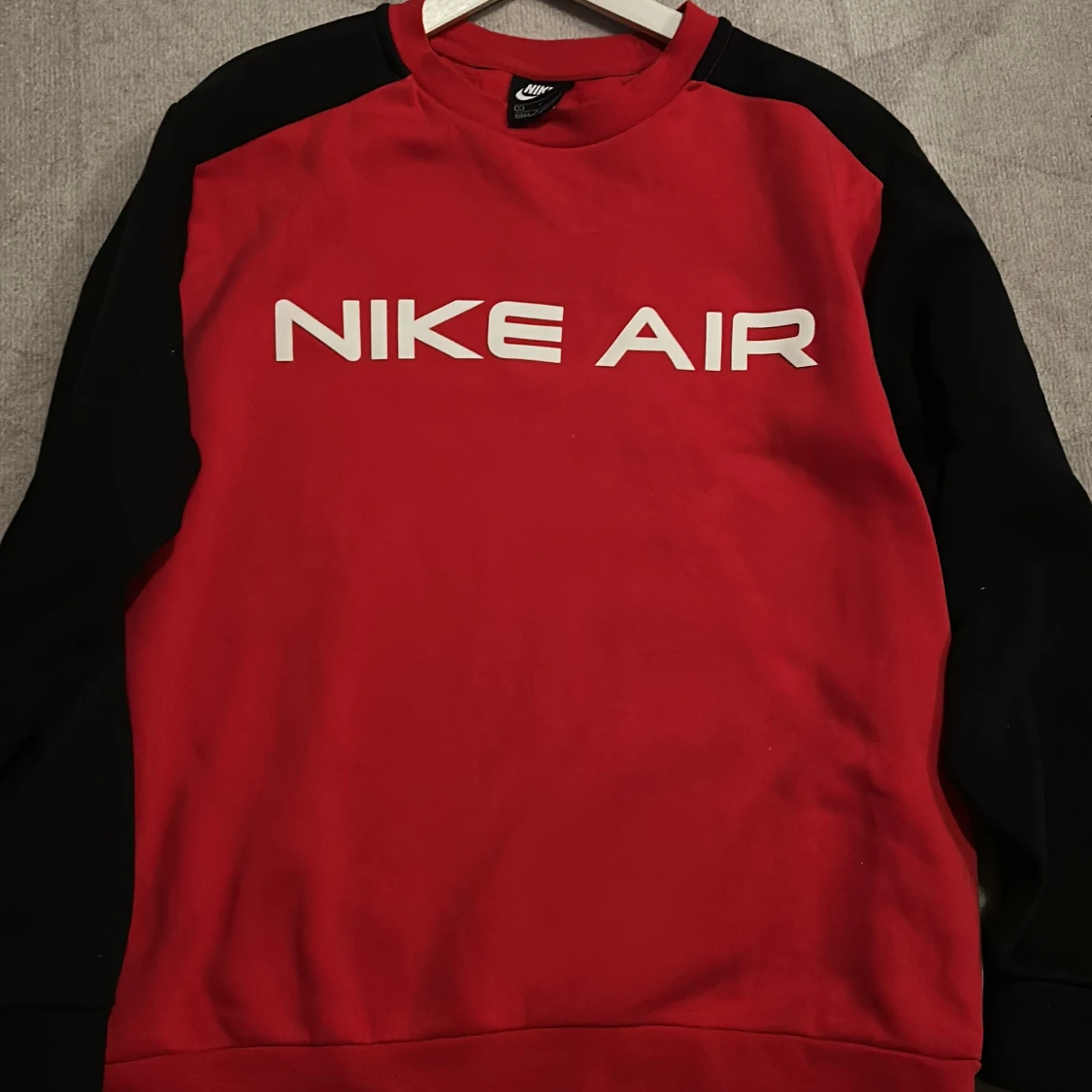 Röd och svart tröja från Nike