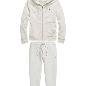 Grå hoodie och byxor från Ralph Lauren - Snyggt set med grå hoodie och matchande byxor från Ralph Lauren. Hoodien har dragkedja och en liten logotyp på bröstet. Byxorna har dragsko i midjan och samma logotyp på benet. Perfekt för en avslappnad stil.